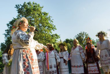 Kiev, Ukrayna - 6 Temmuz 2019. Ivana Kupala'nın Slav kutlamaları. İnsanlar Feofania parkta Ivan Kupala tatil kutlamakatılmak