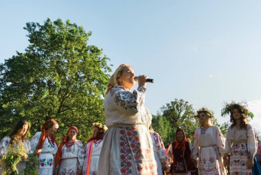 Kiev, Ukrayna - 6 Temmuz 2019. Ivana Kupala'nın Slav kutlamaları. İnsanlar Feofania parkta Ivan Kupala tatil kutlamakatılmak