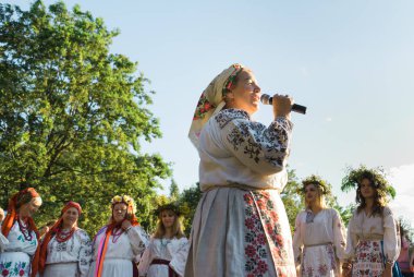 Kiev, Ukrayna - 6 Temmuz 2019. Ivana Kupala'nın Slav kutlamaları. İnsanlar Feofania parkta Ivan Kupala tatil kutlamakatılmak