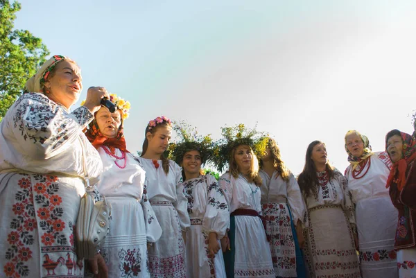 Kiev, Oekraïne-Jul 6, 2019. Slavische vieringen van Ivana Kupala. Mensen nemen deel aan de viering op de Ivan Kupala vakantie in het Feofania Park — Stockfoto
