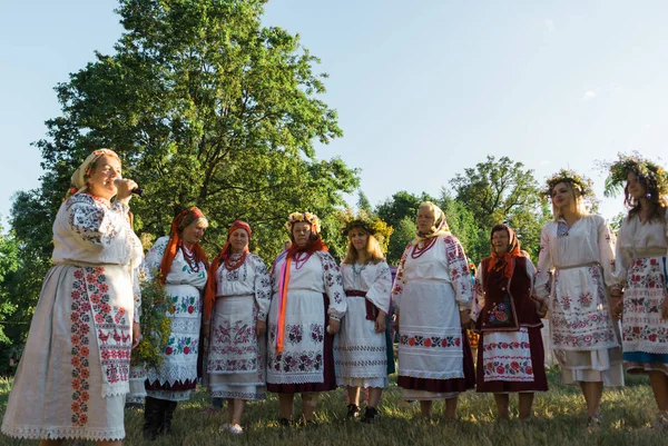 Kiev, Ukrayna - 6 Temmuz 2019. Ivana Kupala'nın Slav kutlamaları. İnsanlar Feofania parkta Ivan Kupala tatil kutlamakatılmak