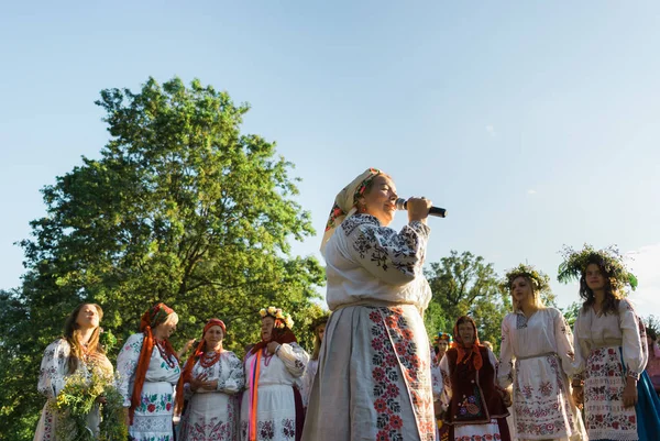 Kiev, Ukrayna - 6 Temmuz 2019. Ivana Kupala'nın Slav kutlamaları. İnsanlar Feofania parkta Ivan Kupala tatil kutlamakatılmak