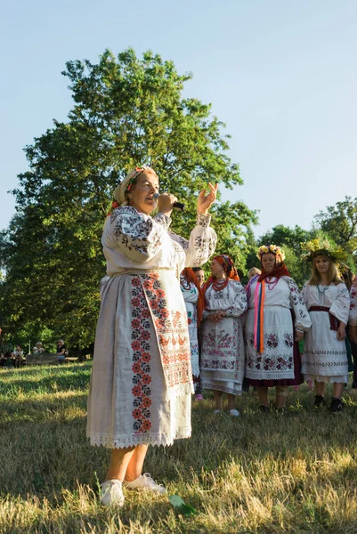 Kiev, ukraine - 6. jul 2019. slawische feierlichkeiten von ivana kupala. Menschen nehmen an der Feier am ivan kupala-Feiertag im Feofania-Park teil — Stockfoto