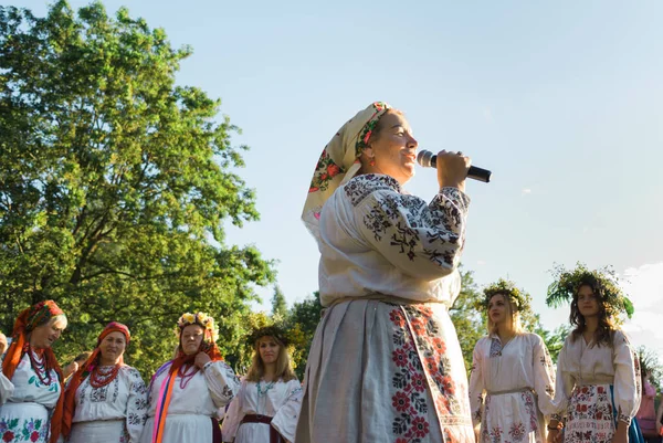 Kiev, Ukrayna - 6 Temmuz 2019. Ivana Kupala'nın Slav kutlamaları. İnsanlar Feofania parkta Ivan Kupala tatil kutlamakatılmak