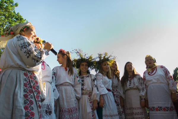Kiev, Oekraïne-Jul 6, 2019. Slavische vieringen van Ivana Kupala. Mensen nemen deel aan de viering op de Ivan Kupala vakantie in het Feofania Park — Stockfoto