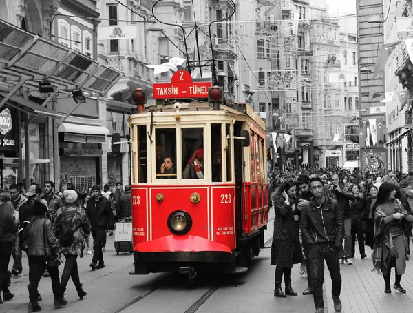 Istanbul Turkiet Taksim Street Red Tunel Spårvagn Trångt Royaltyfria Stockfoton