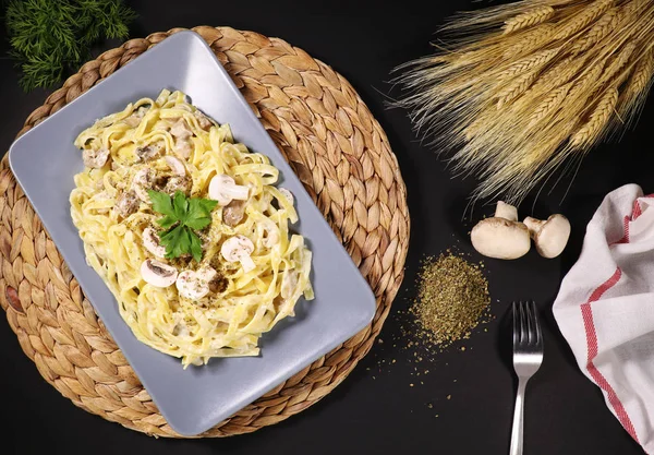 Italiensk Pasta Fettuccine Krämig Sås Med Tallrik Uppifrån Royaltyfria Stockbilder