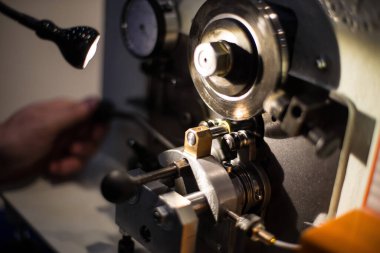 Halkaları işlemek için bir makine. Metal mücevher üretimi.