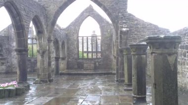 Heptonstall, Calderdale, West Yorkshire bir kilise avlusunda ağır yağış