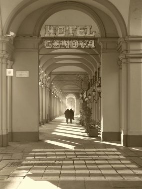 Güzel ışık ve Turin yakınındaki bir colonnade archways Tren İstasyonu, İtalya