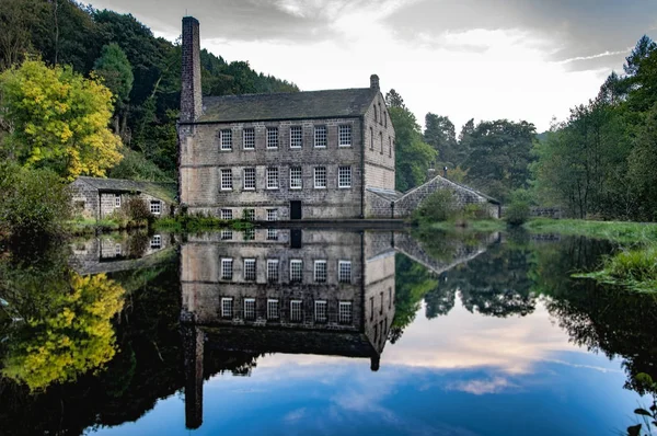 製造所の池の古い工場の反射 — ストック写真