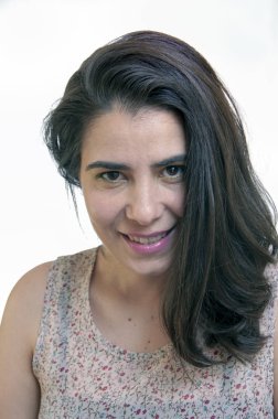 Genç çekici Latin kadın bir portre için poz