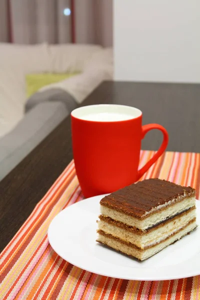 Tiramisu Svamp Kage Med Kop Mælk - Stock-foto