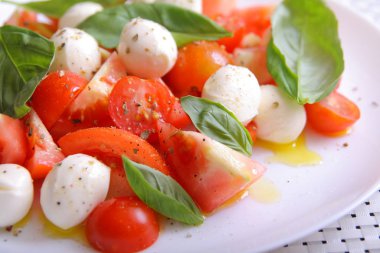 Domates ve mozzarella ile İtalyan caprese salatası