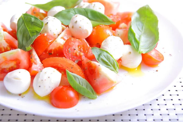 Italiensk Capresesallad Med Tomat Och Mozzarella — Stockfoto
