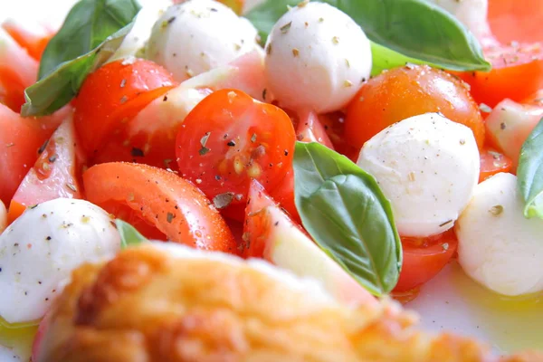 Italiensk Capresesallad Med Tomat Och Mozzarella — Stockfoto