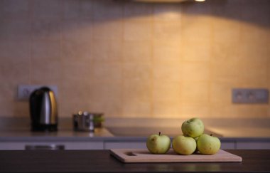 Mutfak masada elma ve Bektaşi üzümü hasat