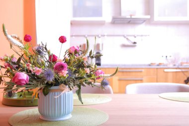 Bir mutfak arka plan üzerinde çiçek bir buket ile Vazo