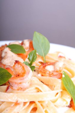 Fesleğen li lezzetli karides makarna