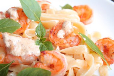 Fesleğen li lezzetli karides makarna