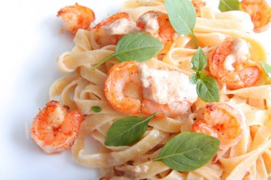 Fesleğen li lezzetli karides makarna