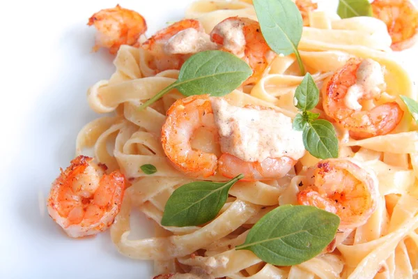 Fesleğen li lezzetli karides makarna