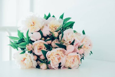 Vintage peony buket beyaz masada