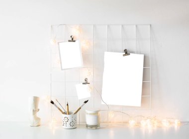 Beyaz stüdyo oda iç posterler mock-up, İskandinav st ile