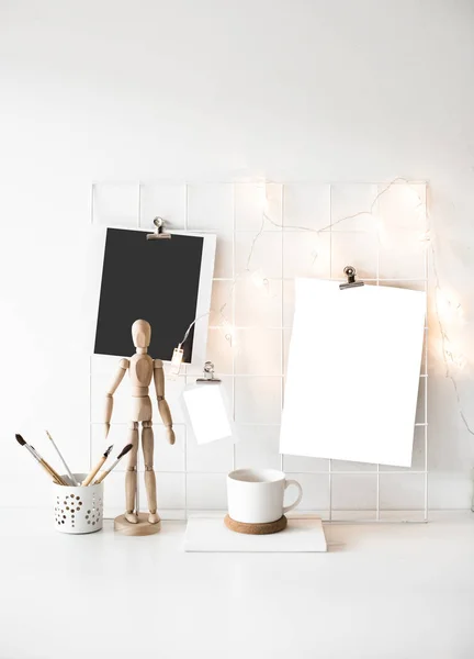 Estúdio branco interior quarto com cartazes mock-up, st escandinavo — Fotografia de Stock
