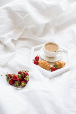 Sabah kahvaltı yatak, kahve ve kruvasan ile strawb