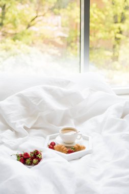 Sabah kahvaltı yatak, kahve ve kruvasan ile strawb