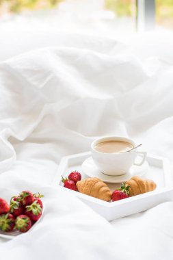 Sabah kahvaltı yatak, kahve ve kruvasan ile strawb