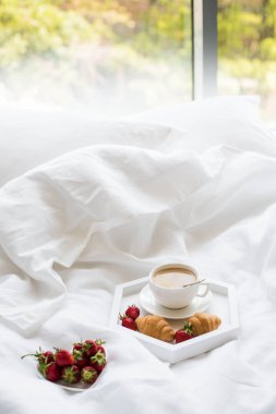 Sabah kahvaltı yatak, kahve ve kruvasan ile strawb