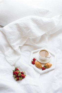 Sabah kahvaltı yatak, kahve ve kruvasan ile strawb