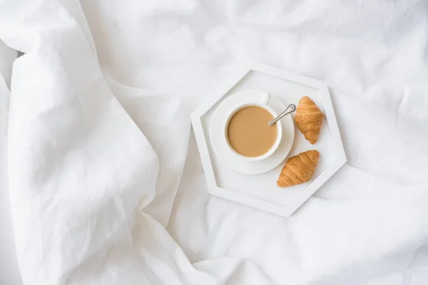 Ранний утренний завтрак в постели, кофе и круассан на трамвае — стоковое фото