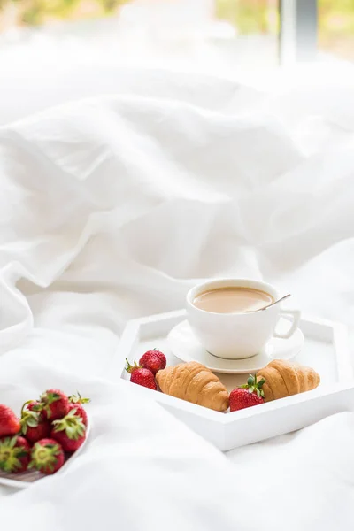 Petit déjeuner matinal au lit, café et croissant à la paille — Photo