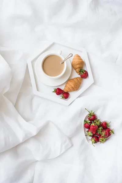 Colazione mattutina a letto, caffè e croissant con fragola — Foto Stock