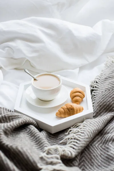 Útulná restaurace v posteli, šálek kávy a croissanty na bílém a — Stock fotografie