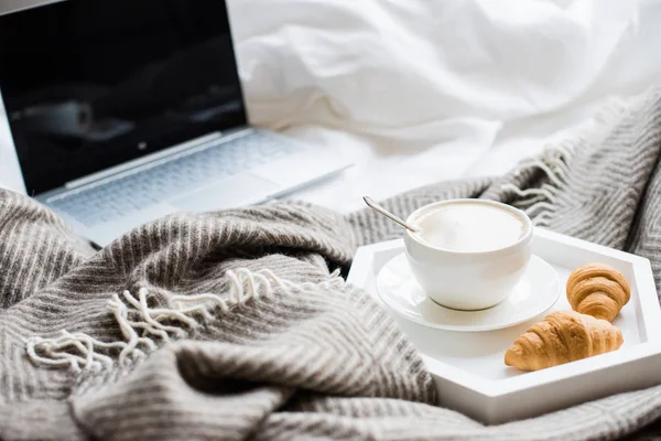 Gemütliches Wochenende Hause Laptop Und Kaffee Bett Freiberufler Frühstücken Schlafzimmer — Stockfoto