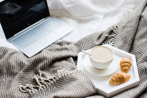 Acogedor fin de semana en casa, ordenador portátil y café en la cama — Foto de Stock