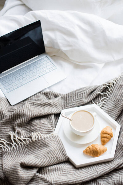 Уютные выходные дома, ноутбук и кофе в постели
