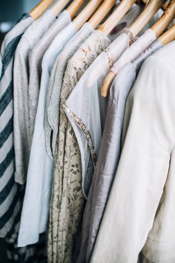 Moda giysiler bej renklerde topluluğu