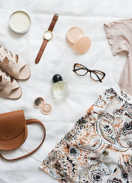 Feminino flat lay, blogueiros de moda objetos de beleza — Fotografia de Stock