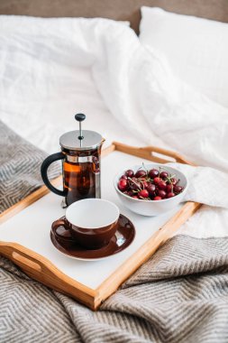 Yatak, yeşil çay ve kiraz taze sağlıklı vegan odaya Mo