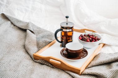 Yatak, yeşil çay ve kiraz taze sağlıklı vegan odaya Mo