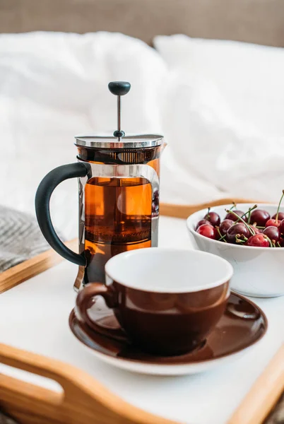 Świeże zdrowe vegan śniadanie w łóżku, zielonej herbaty i wiśni w mo — Zdjęcie stockowe