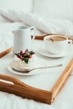 Beyaz yatak odası iç yatakta rahat ev kahvaltı 