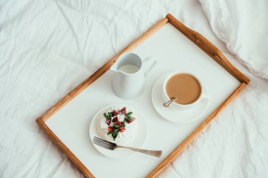 Beyaz yatak odası iç yatakta rahat ev kahvaltı 