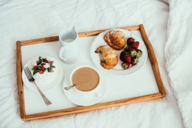 Beyaz yatak odası iç yatakta rahat ev kahvaltı 