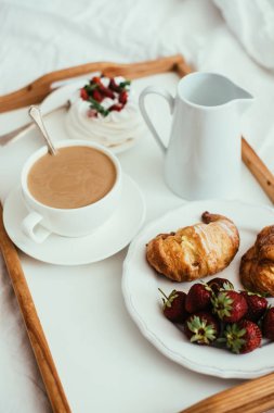 Beyaz yatak odası iç yatakta rahat ev kahvaltı 